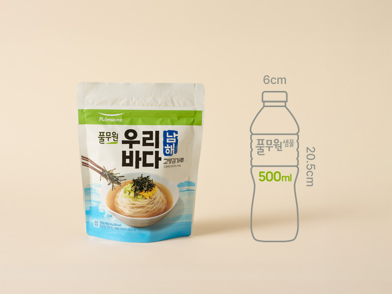 크기 비교 — 제품 패키지와 500ml 생수병 실루엣(00cm x 00cm)