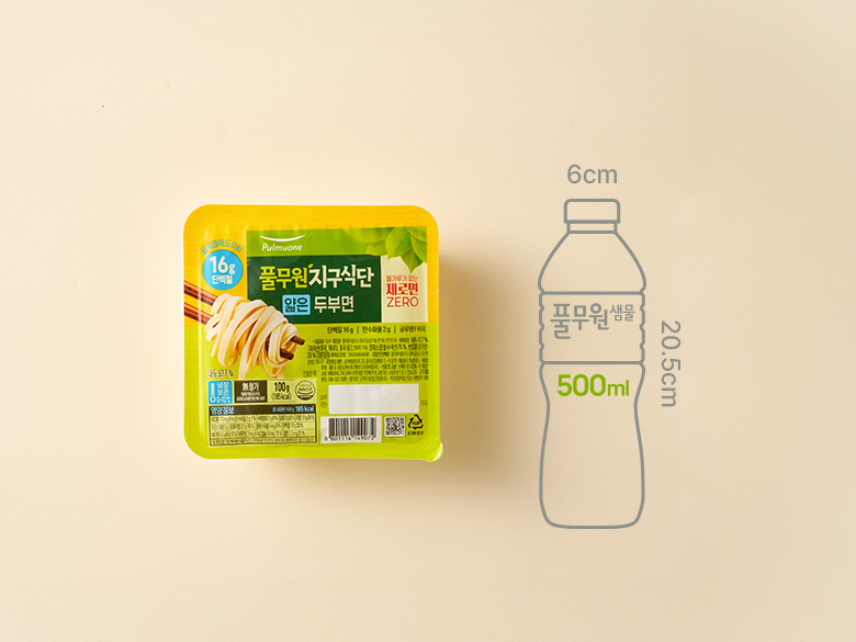 크기 비교 — 제품 패키지와 500ml 생수병 실루엣(00cm x 00cm)